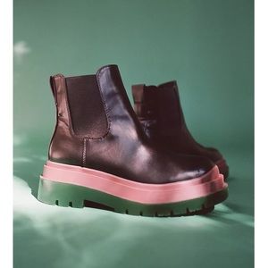 NWT Urban Outfitters Chelsea Lug Sole Boot